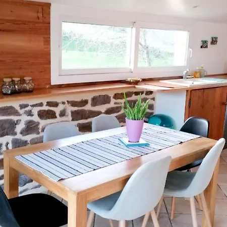 Maison De Charme A Sur Sienne Avec Jardin Clos Feriehus